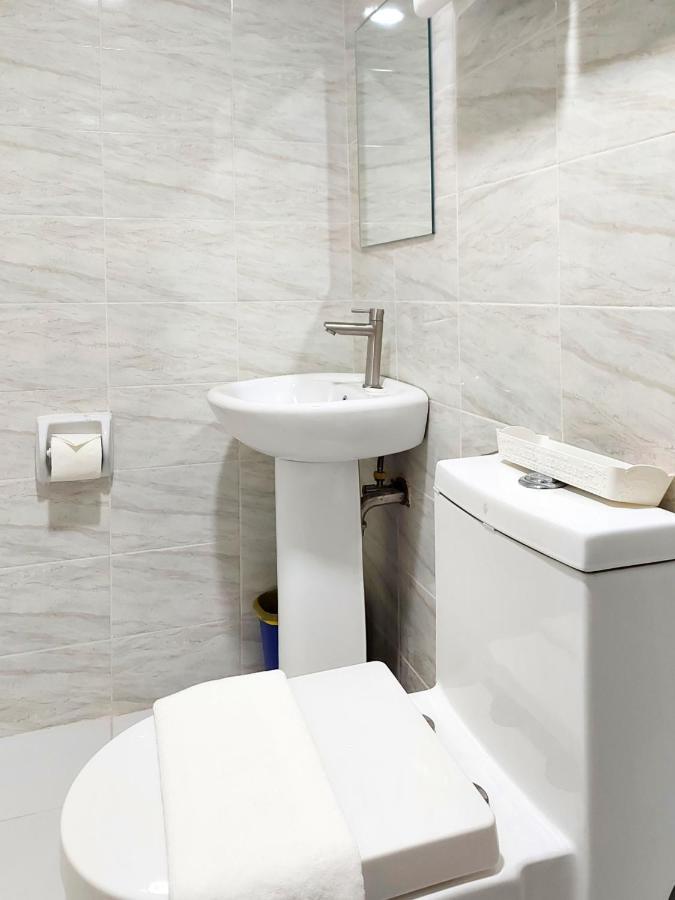 Airobedz Mckinley - Near Sm Aura Hotel Manila Ngoại thất bức ảnh